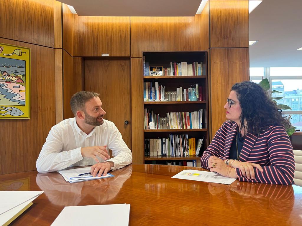 A alcaldesa, Lucía Calvo, co delegado da Xunta, Gonzalo Trenor.