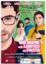 Un home con lentes de pasta